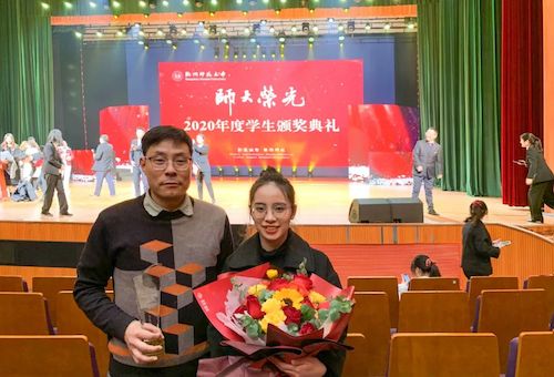 05 蜜桃视频
优秀研究生指导教师颁奖典礼上宋永利和研究生合影